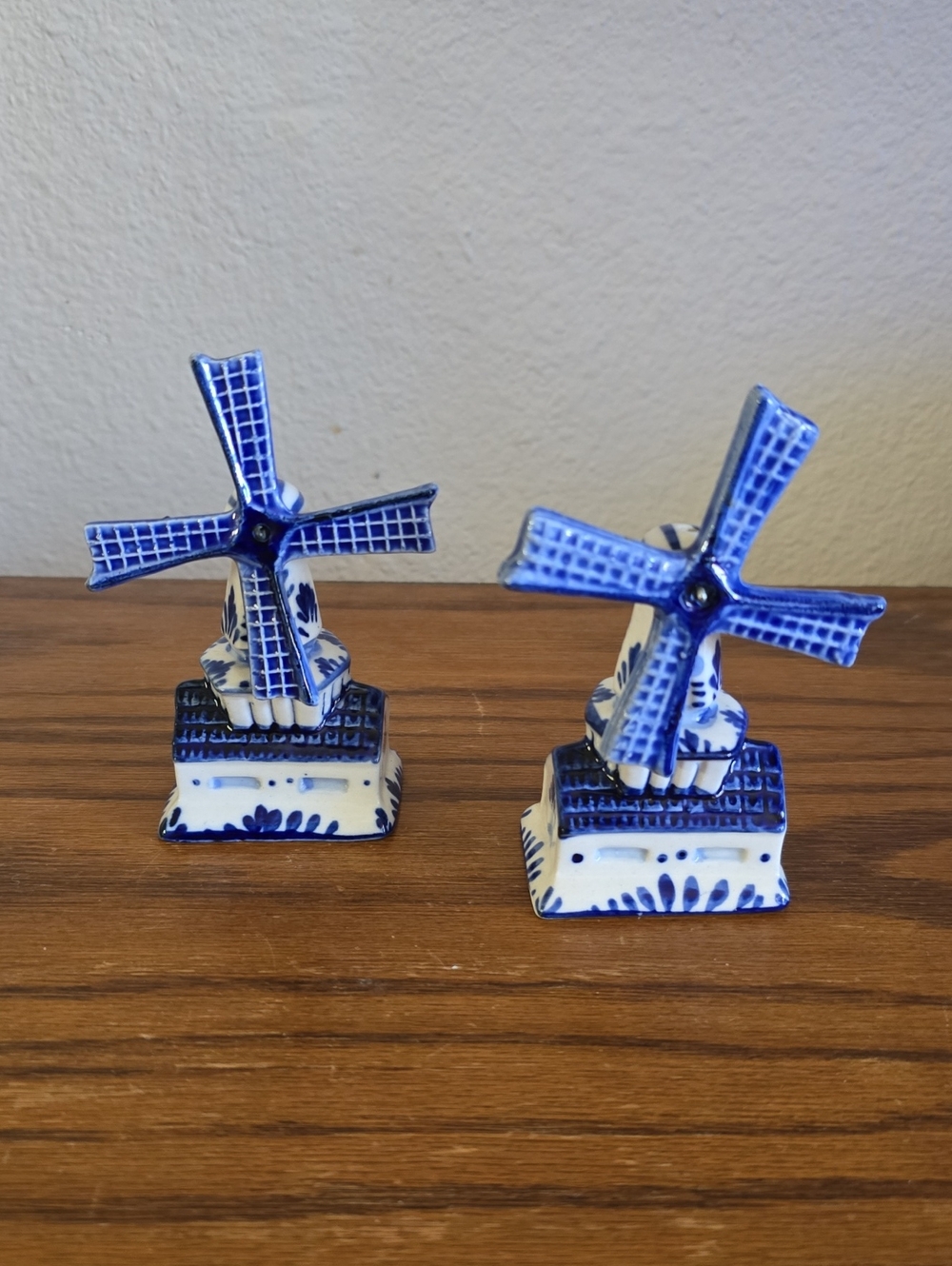 Delft-inspired Windmill Salt and Pepper Shaker Set Tote 12